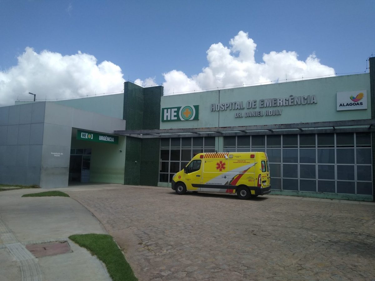 Mulher é ferida na testa após irmão arremessar faca durante discussão em Arapiraca