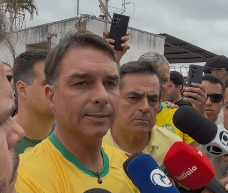 Mundo espera troca de presidente para investir no Brasil, diz Flávio