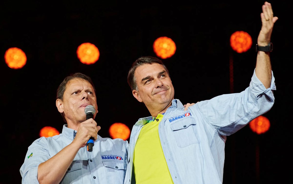 Na reta final da campanha, Flávio Bolsonaro foca São Paulo, ao lado de Tarcísio