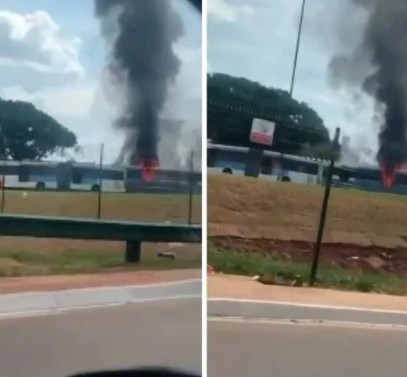Ônibus pega fogo, e fumaça escura assusta em Goiânia; vídeo