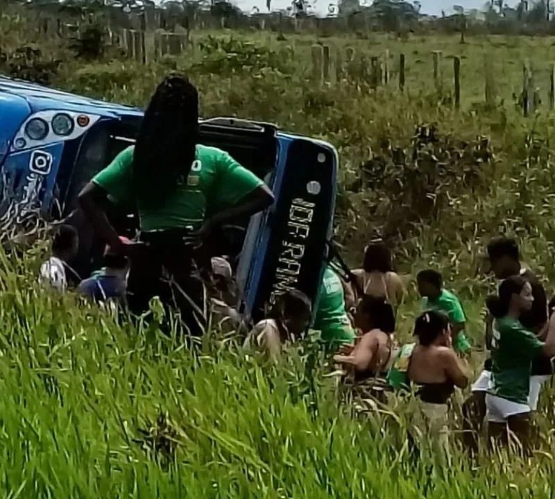 Ônibus tomba e passageiros ficam feridos em rodovia na Bahia
