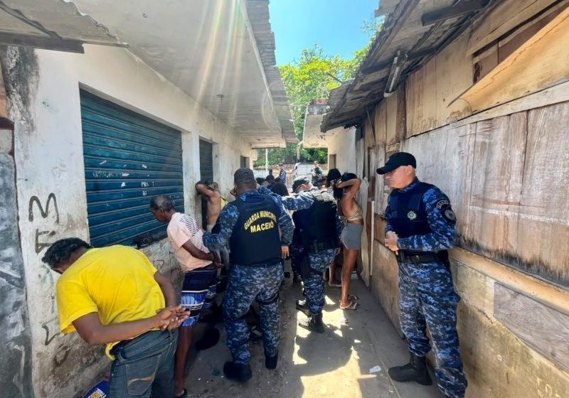 Operação mira o tráfico de drogas na Feira do Rato, no Centro de Maceió