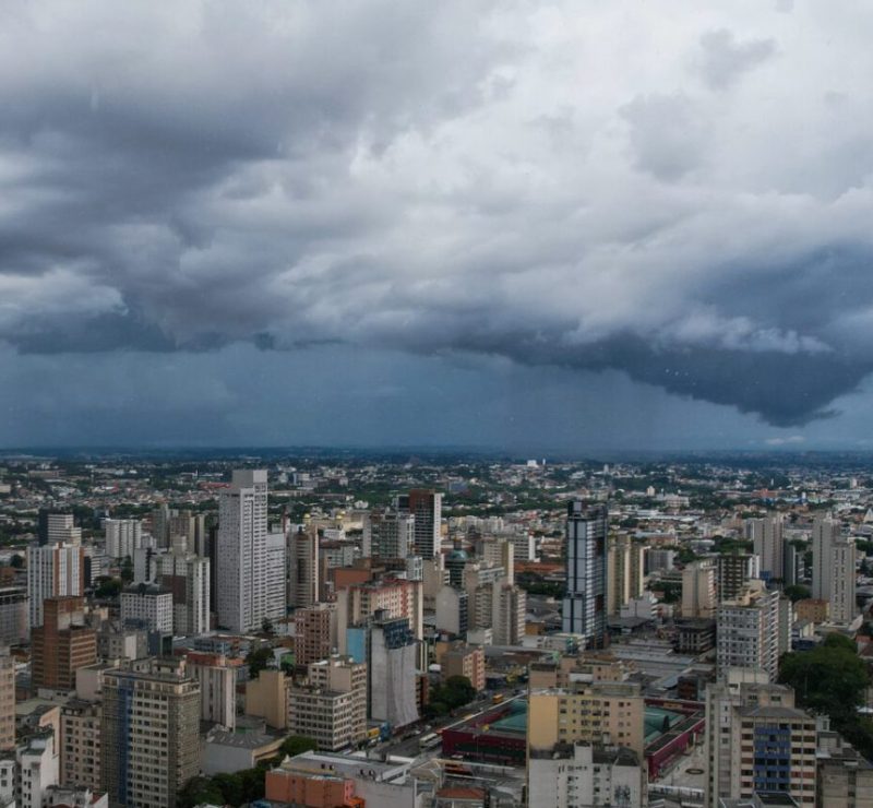 Paraná tem alerta amarelo para temporais e alerta vermelho para onda de calor