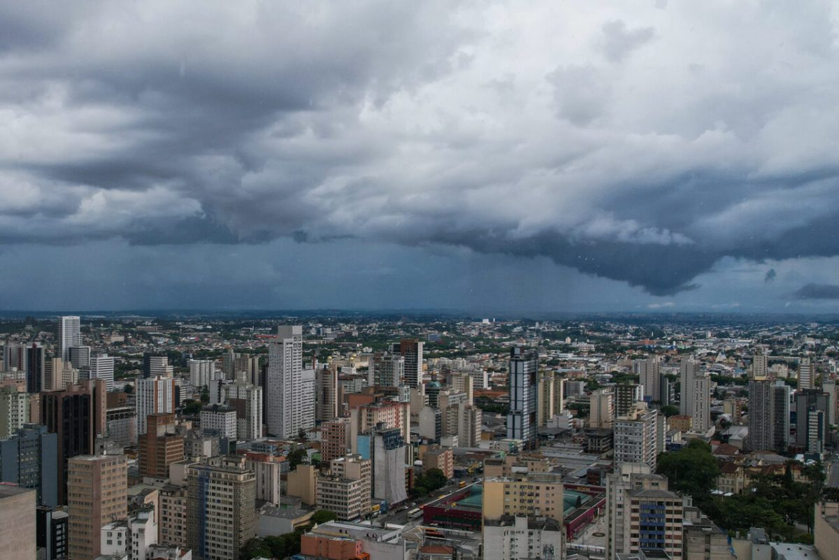 Paraná tem alerta amarelo para temporais e alerta vermelho para onda de calor