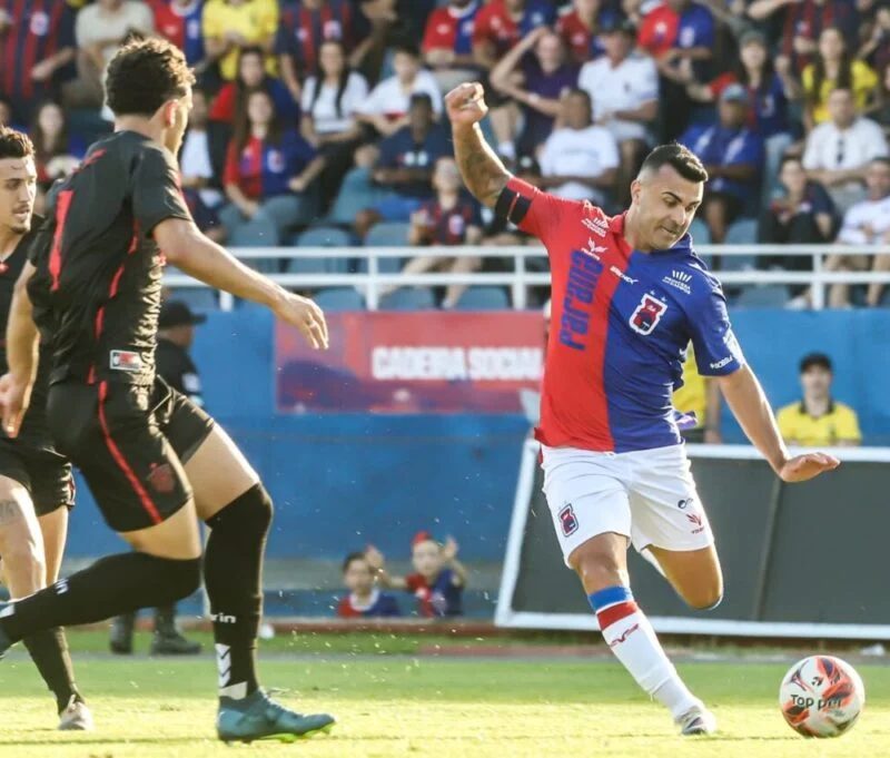 Paraná vence o Paranavaí com gols de Liliu e lidera a Copa Paraná