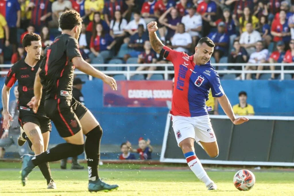 Paraná vence o Paranavaí com gols de Liliu e lidera a Copa Paraná