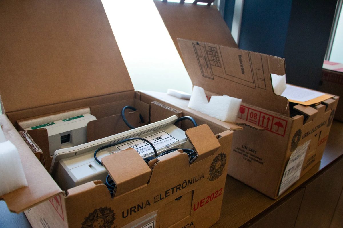 Preparação para as eleições: Urnas recebem informações de candidatos e começam a ser lacradas no Paraná