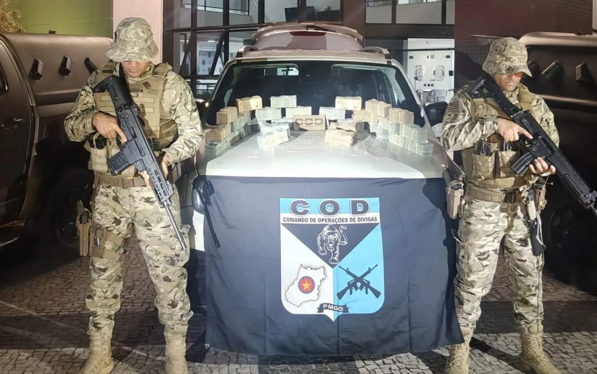 R$ 1 milhão é encontrado dentro de carro em rodovia de Goiás, diz COD