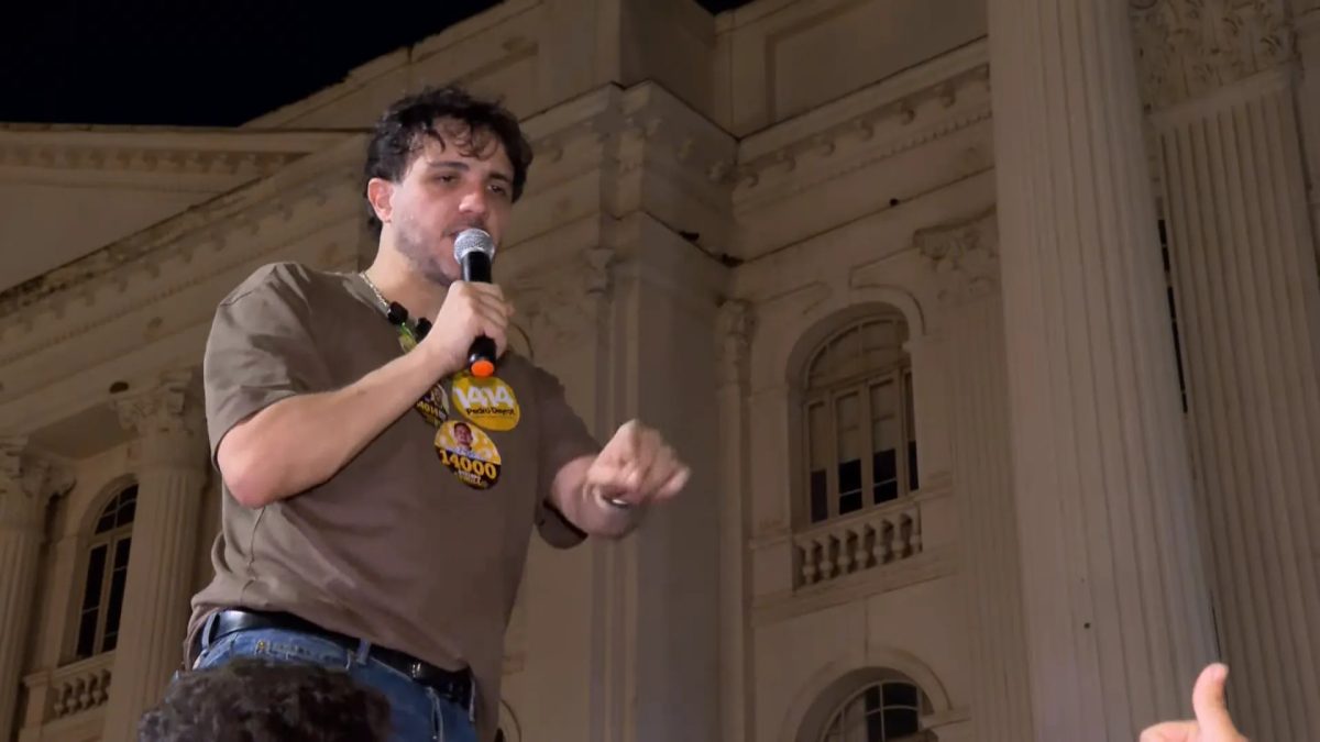 Renan Santos faz campanha em Curitiba e critica aumento do Bolsa Família: ‘Compra de voto’