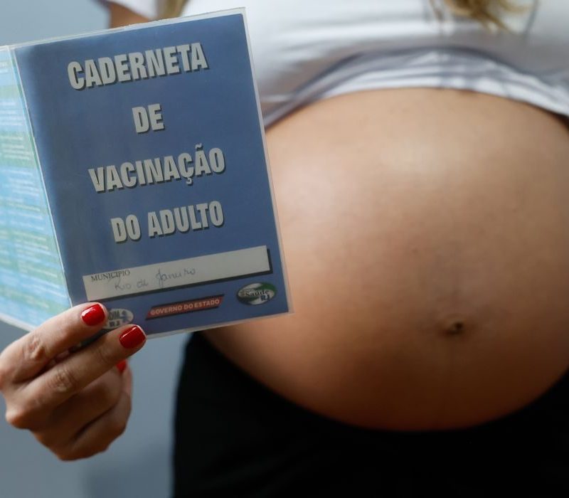 Resistência às vacinas contra gripe e covid coloca gestantes em risco