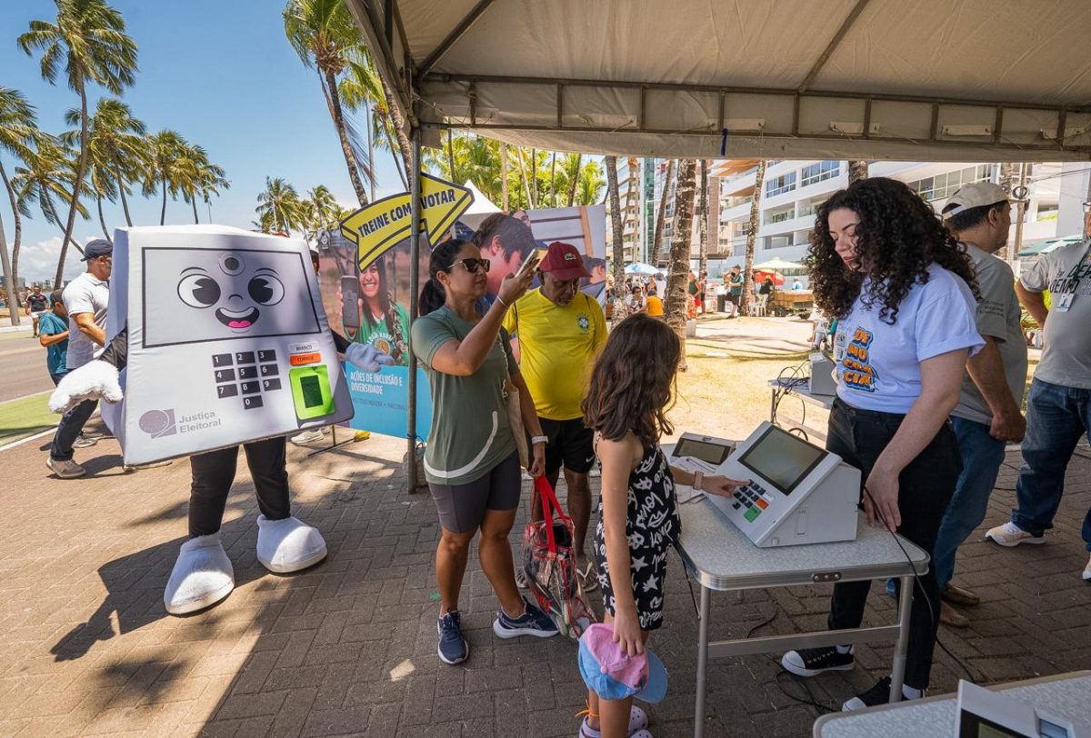 Rolê com a Pilili: TRE leva treinamento para eleitores idosos à orla de Maceió
