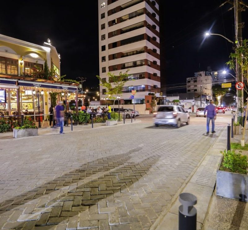 Rua conhecida por bares e restaurantes na Pituba tem requalificação entregue pela Prefeitura de Salvador