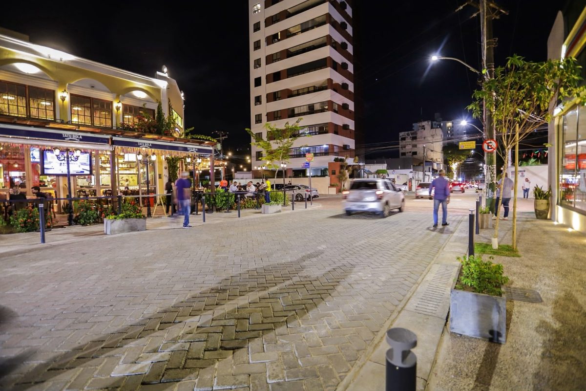 Rua conhecida por bares e restaurantes na Pituba tem requalificação entregue pela Prefeitura de Salvador