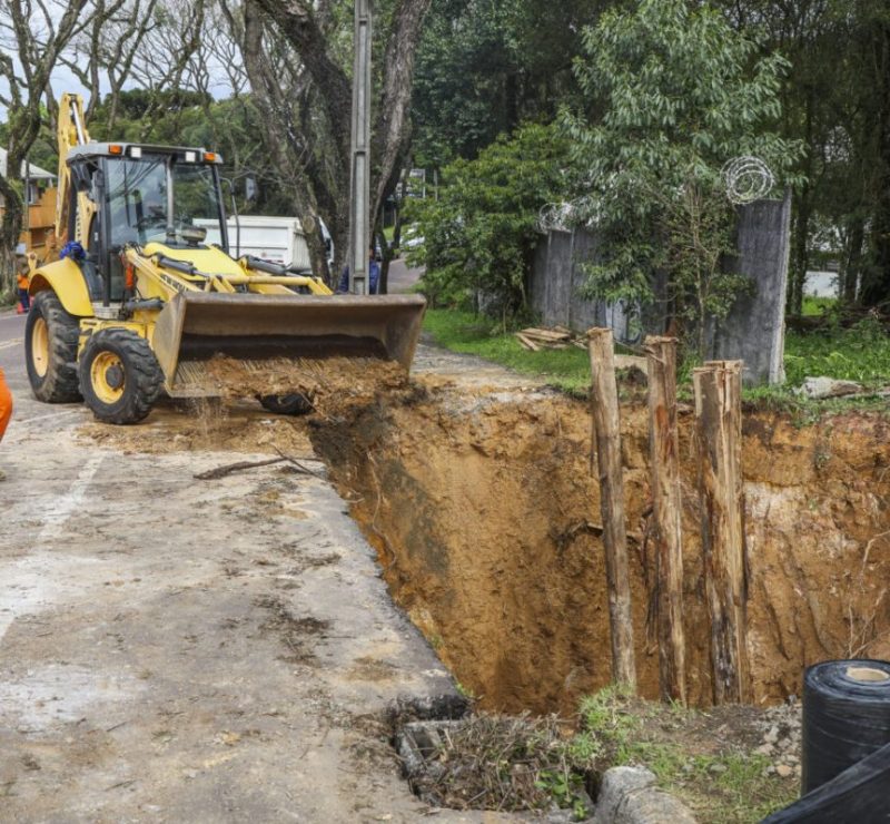 Rua de Curitiba recebe manutenção de rede de drenagem danificada