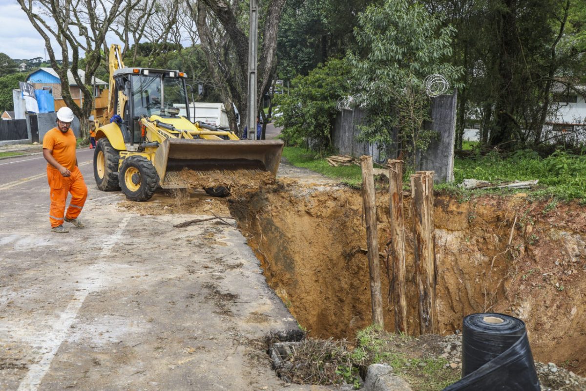 Rua de Curitiba recebe manutenção de rede de drenagem danificada
