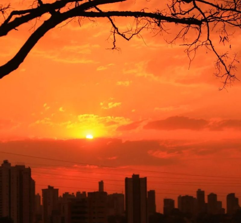 Saiba por que o céu fica vermelho em Goiás nesta época do ano