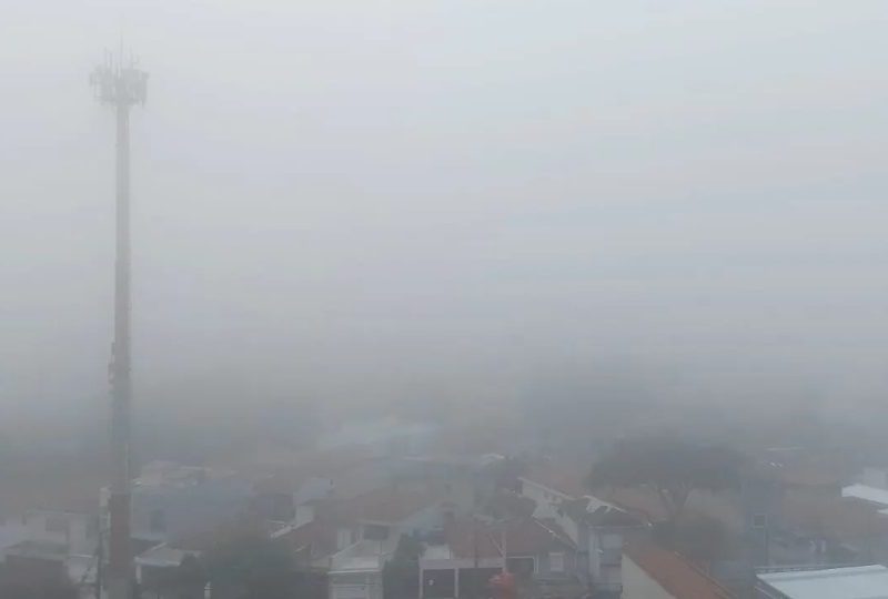 São Paulo amanhece sob forte nevoeiro neste sábado; temperaturas podem chegar até a 30°C durante o dia, diz CGE