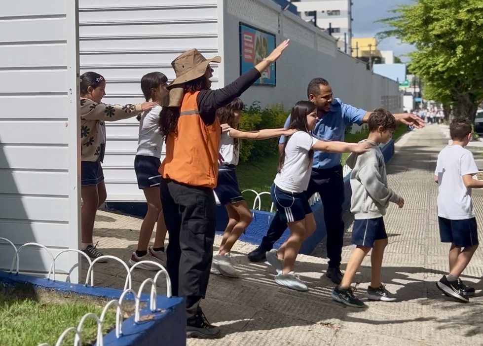 Simulado de incêndio testa evacuação de alunos e funcionários em escola de Maceió
