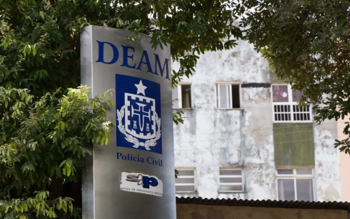 Suspeito de tentar matar ex-namorada é perseguido pela polícia, cai de telhado e sofre traumatismo craniano em Salvador