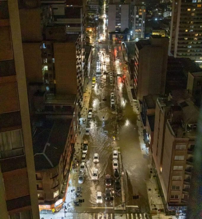 Tempestade derruba árvores, muros e alaga ruas na Grande Curitiba