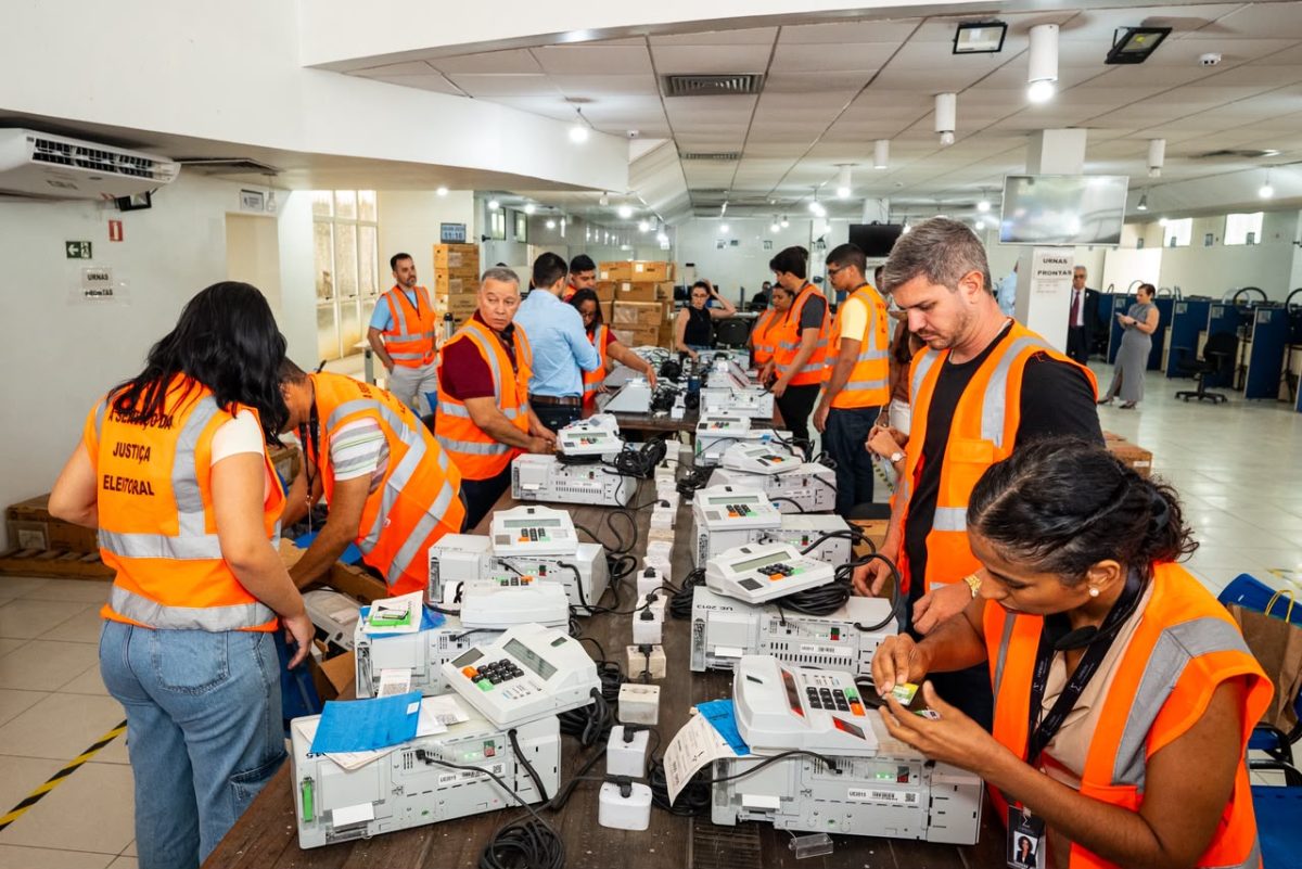 TRE de Alagoas inicia carga e lacre das urnas eletrônicas para as Eleições 2026