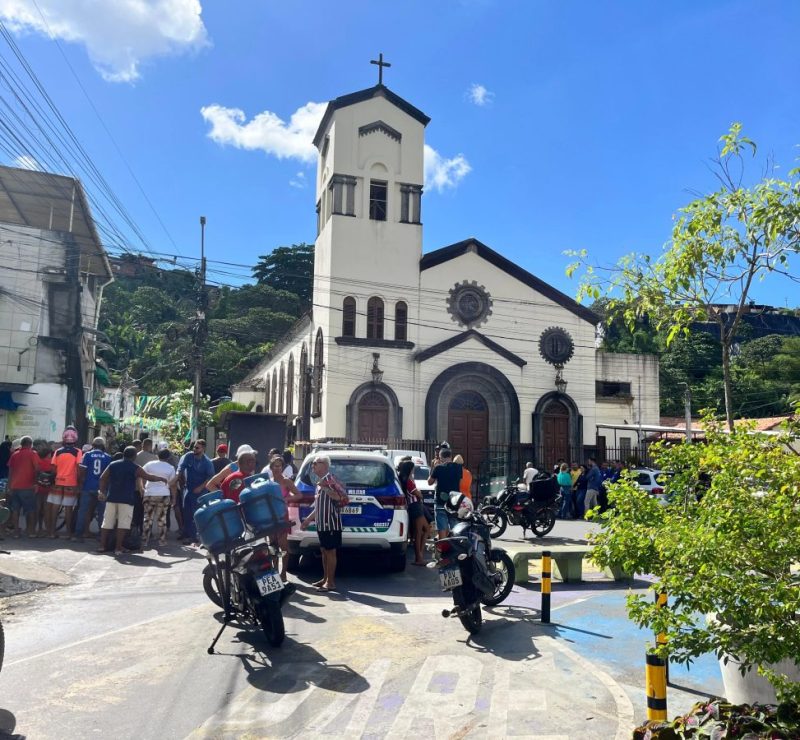 Três homens morrem após serem baleados perto de igreja na Macaxeira, no Recife