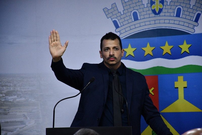 Vereador toma posse em Vitória da Conquista após TRE decretar perda de mandato de colega
