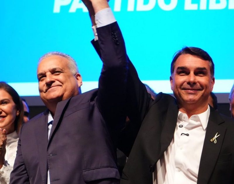 Vice de Flávio Bolsonaro participa de carreata em Salvador