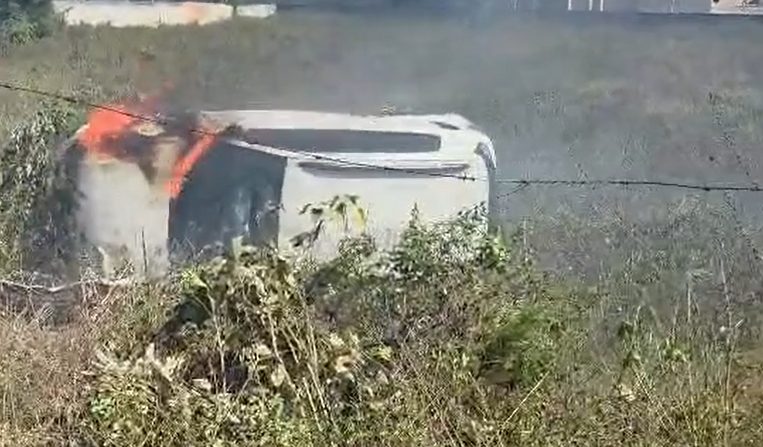 VÍDEO: carro capota em via de Arapiraca, vai parar em terreno e pega fogo