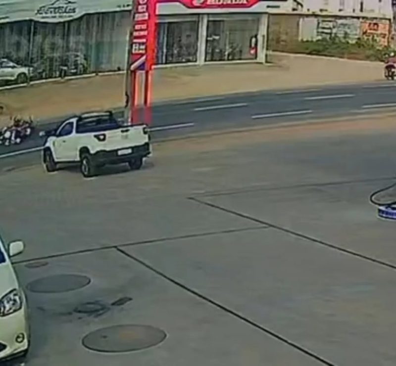 VÍDEO: Colisão entre duas motos deixa quatro pessoas feridas na Bahia