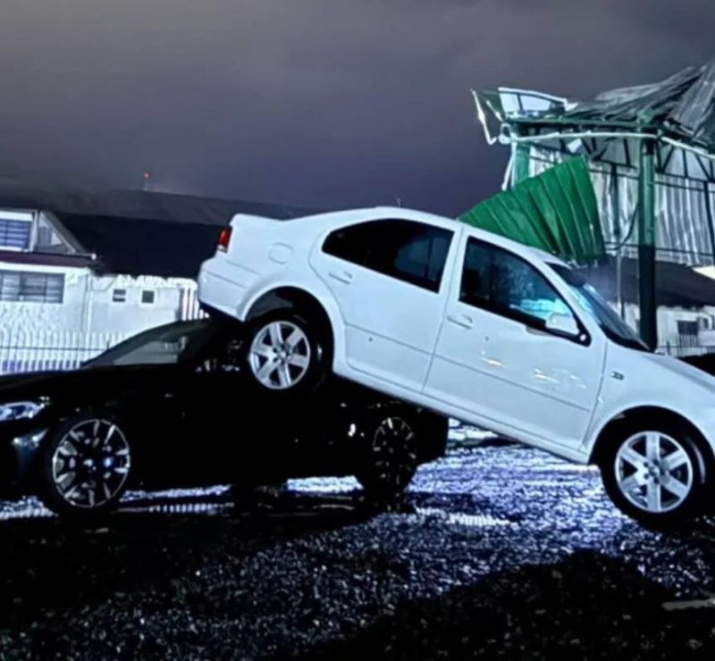 VÍDEO: com ventos de mais de 100 km/h, Paraná tem catedral destelhada e carro levantado durante tempestade