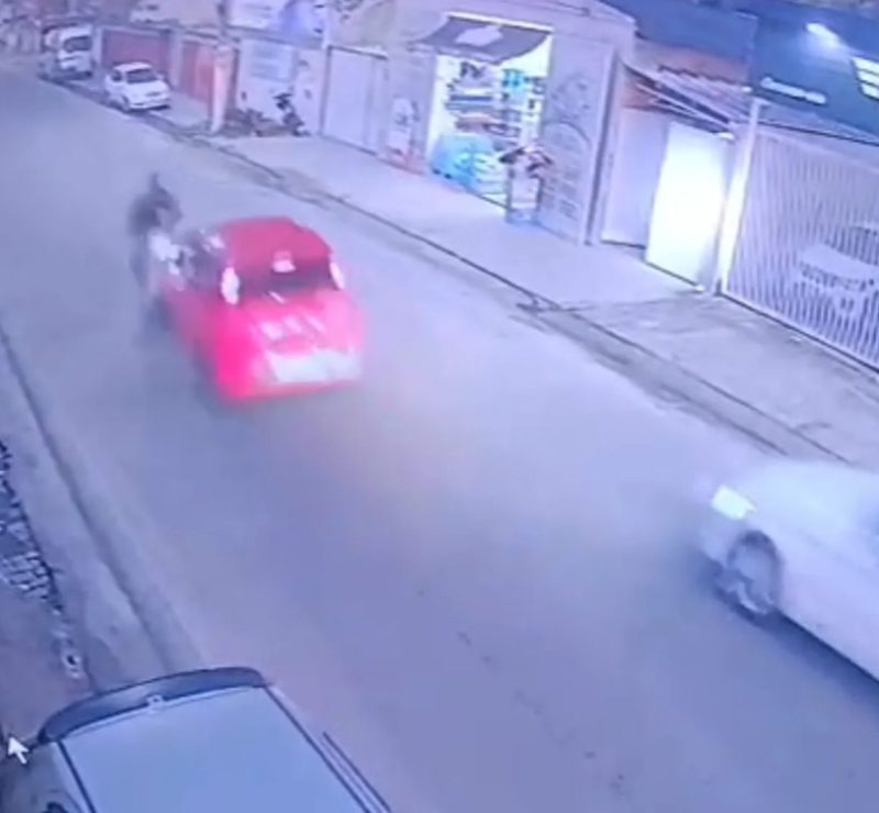 VÍDEO: motociclista é arremessado após batida com carro na Bahia; homem foi preso