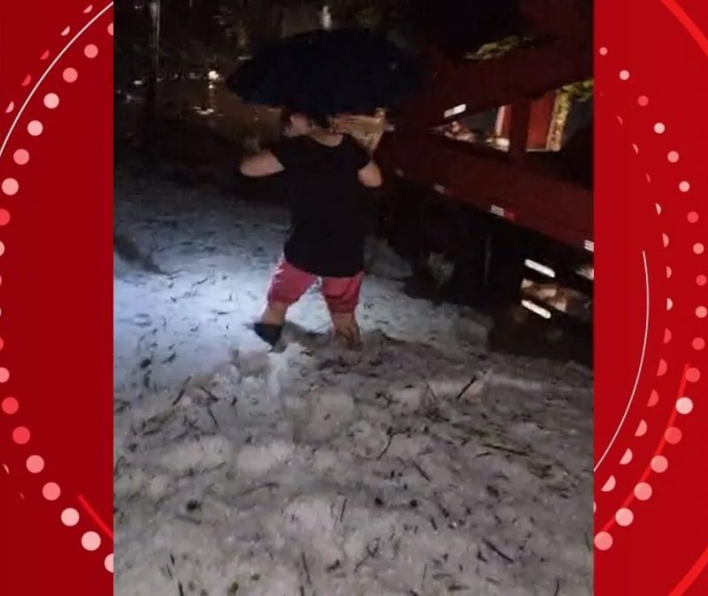 VÍDEO: mulher ‘afunda’ em granizo acumulado na calçada após temporal no Paraná