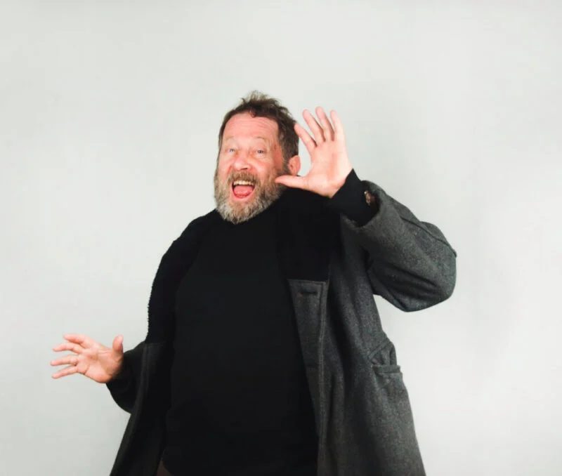 A Cena Cínica reabre o laboratório do humor de Mauro Zanatta em Curitiba