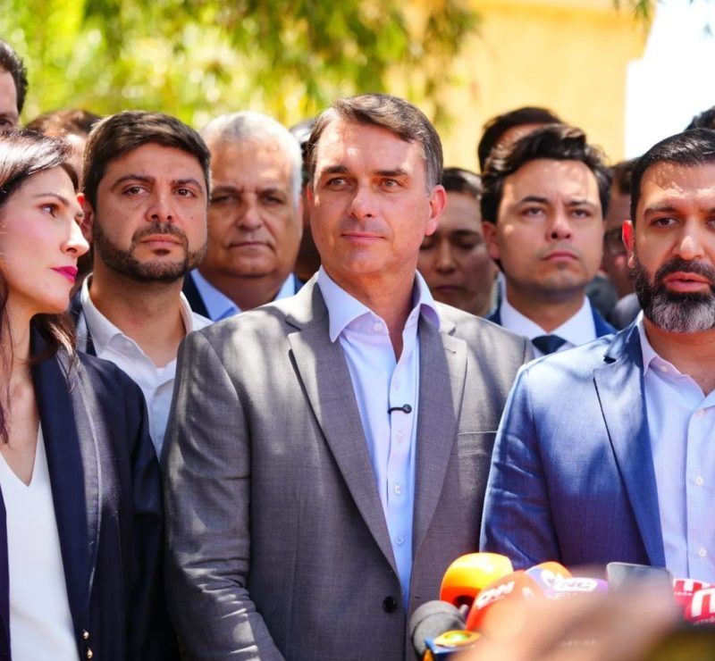 Abaixo-assinado para revogar Título de Cidadão de Salvador à Flávio Bolsonaro chega a 130 mil assinaturas em um dia 