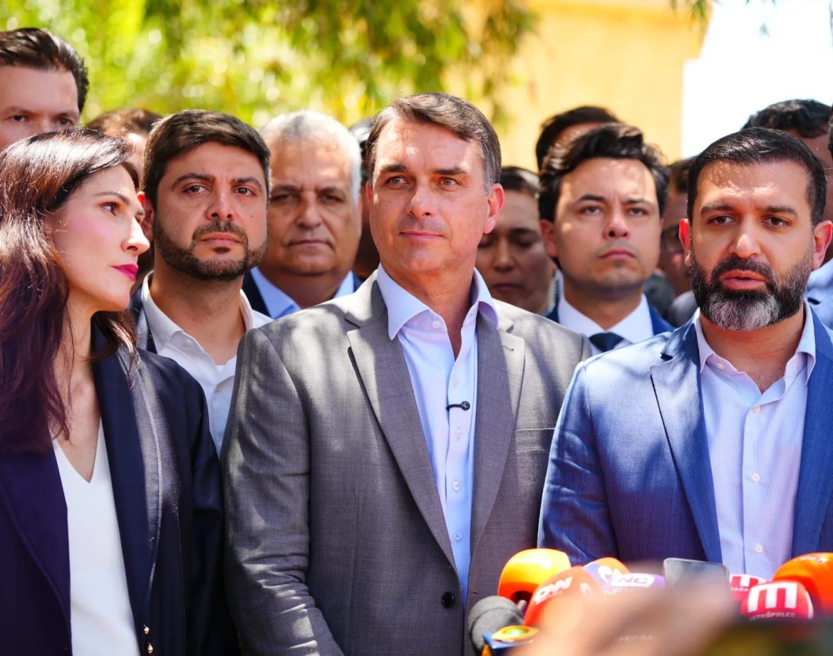 Abaixo-assinado para revogar Título de Cidadão de Salvador à Flávio Bolsonaro chega a 130 mil assinaturas em um dia 