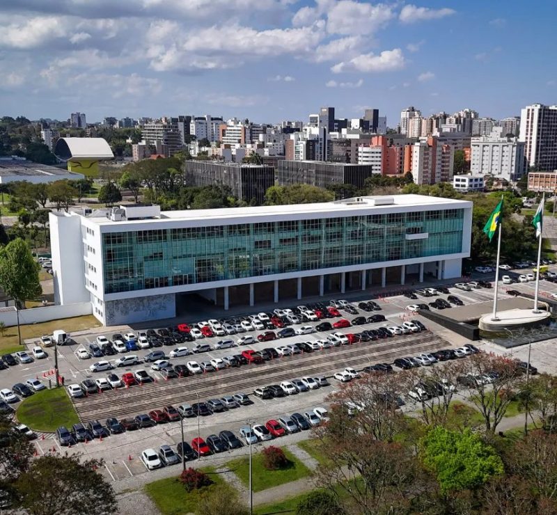 Abre e fecha: confira o funcionamento dos serviços estaduais no feriado de 12 de outubro, no Paraná