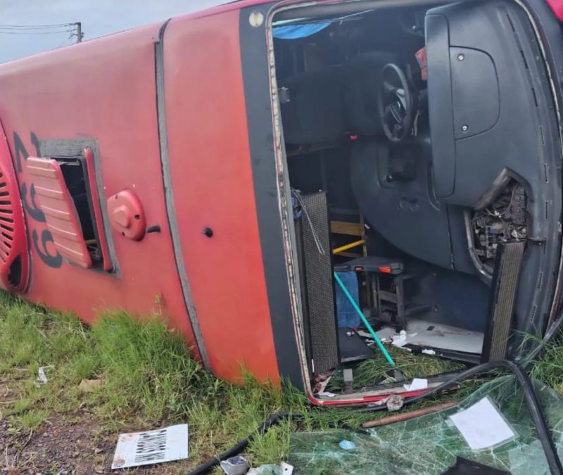 Acidente entre carro e ônibus com 20 passageiros deixa feridos em Novo Hamburgo