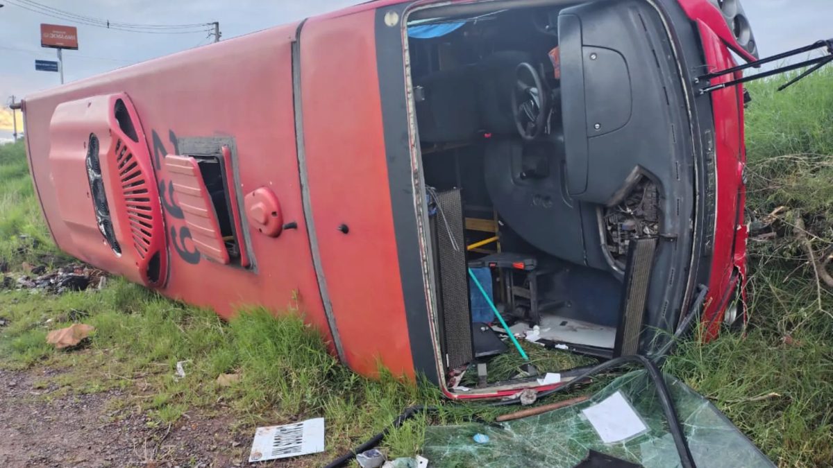 Acidente entre carro e ônibus com 20 passageiros deixa feridos em Novo Hamburgo
