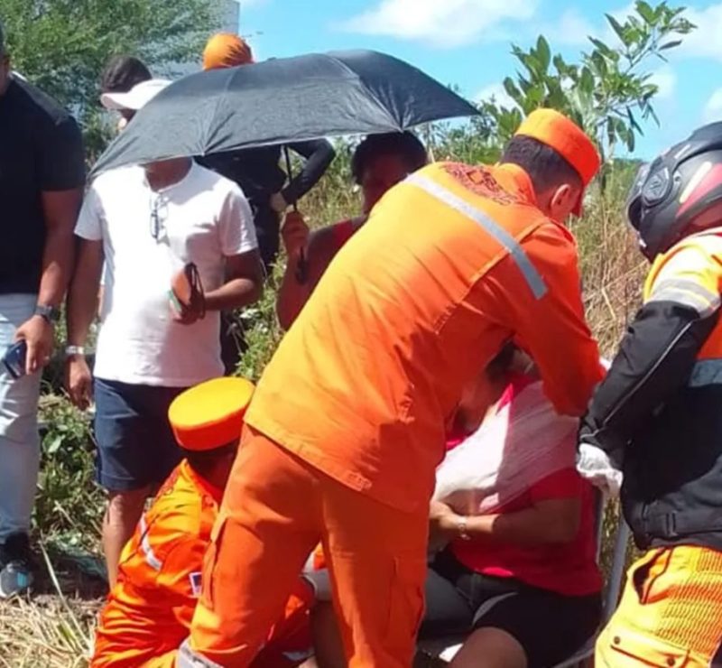 Acidente entre carro e VLT deixa motorista morto e mulher ferida em passagem clandestina no Grande Recife