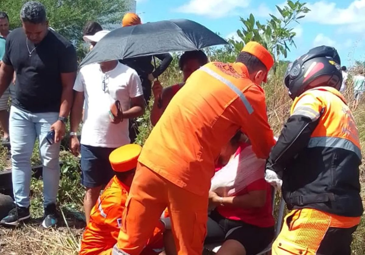 Acidente entre carro e VLT deixa motorista morto e mulher ferida em passagem clandestina no Grande Recife