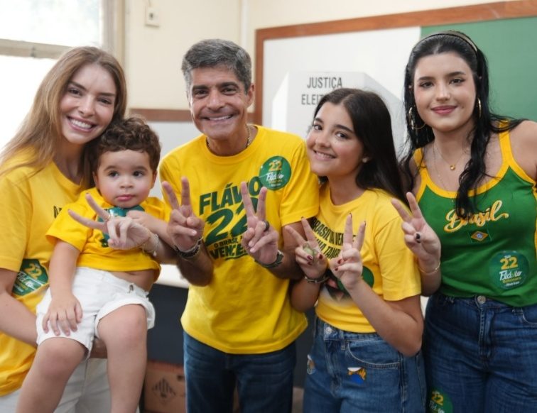 ACM Neto vota ao lado da família em Salvador