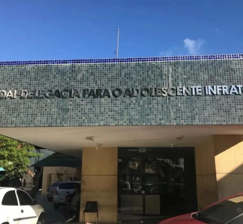 Adolescente de 17 anos é apreendido com drogas e colete à prova de balas em Salvador