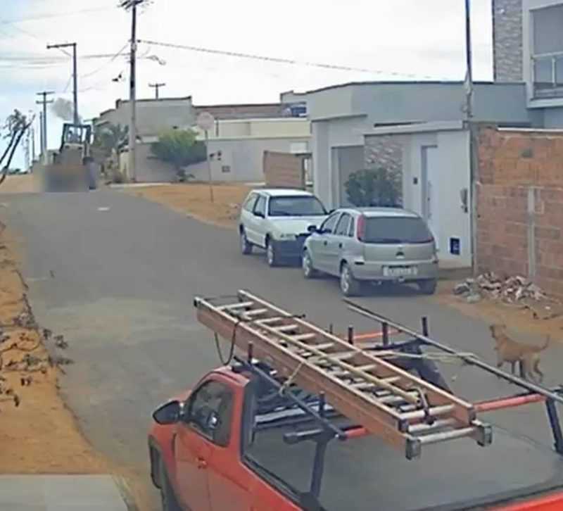 Adolescente de 17 anos morre e outro fica ferido após motocicleta bater em trator na Bahia