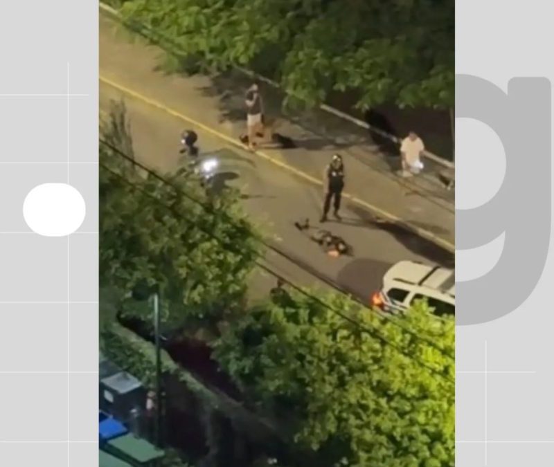 Adolescente que empinava moto tenta fugir da PM e atropela policial no Recife