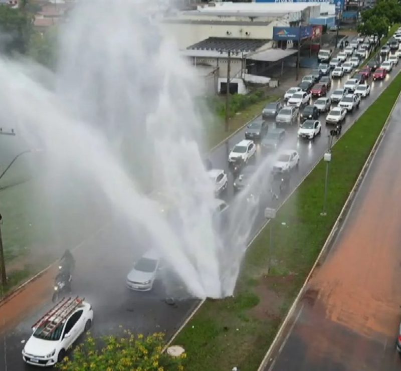 Água jorra de adutora rompida e complica trânsito na Av. Leste Oeste, em Goiânia; vídeo