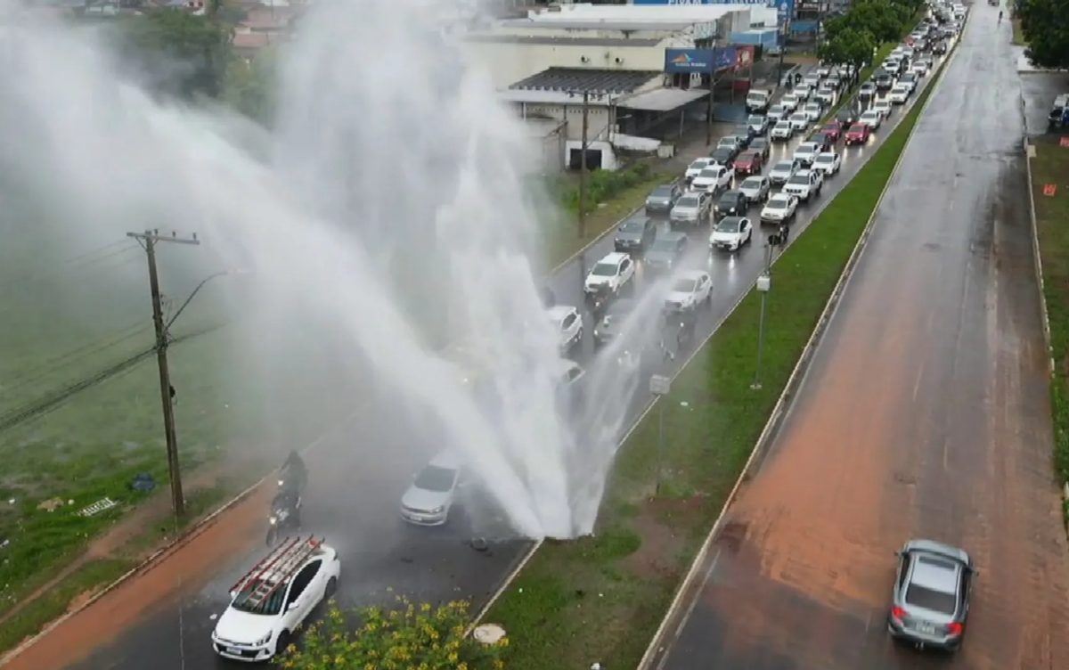 Água jorra de adutora rompida e complica trânsito na Av. Leste Oeste, em Goiânia; vídeo