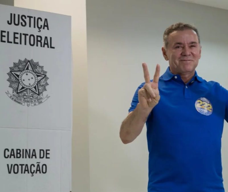 Alcides Fernandes (PL) vota em Fortaleza