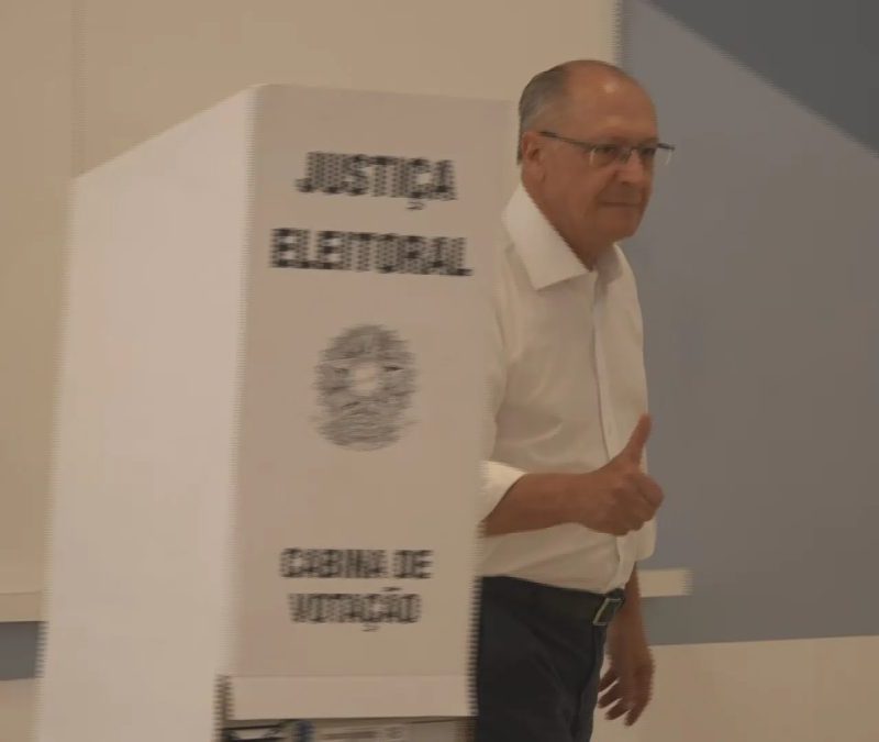 Alckmin vota em São Paulo após acompanhar Lula e Haddad em seções eleitorais