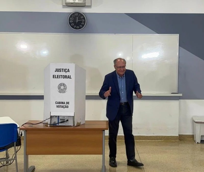 Alckmin vota em SP e critica violência política